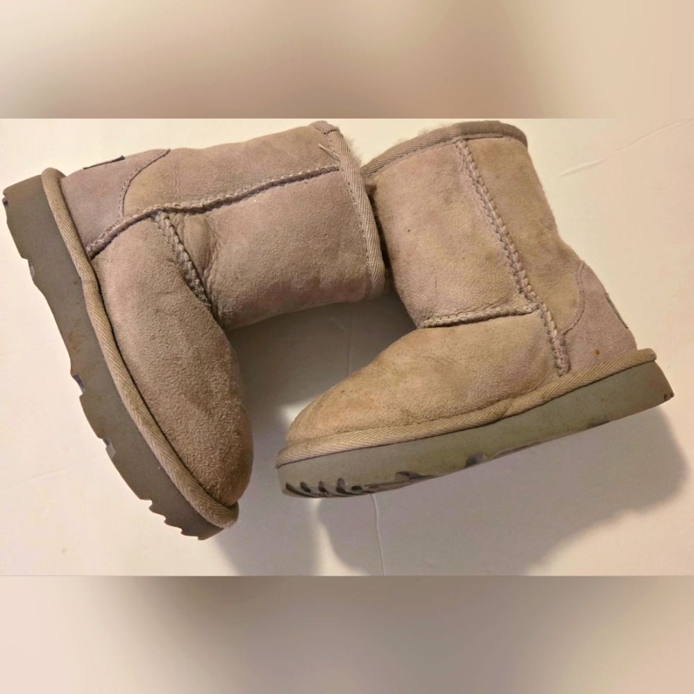 Kids Gray Uggs Size 8